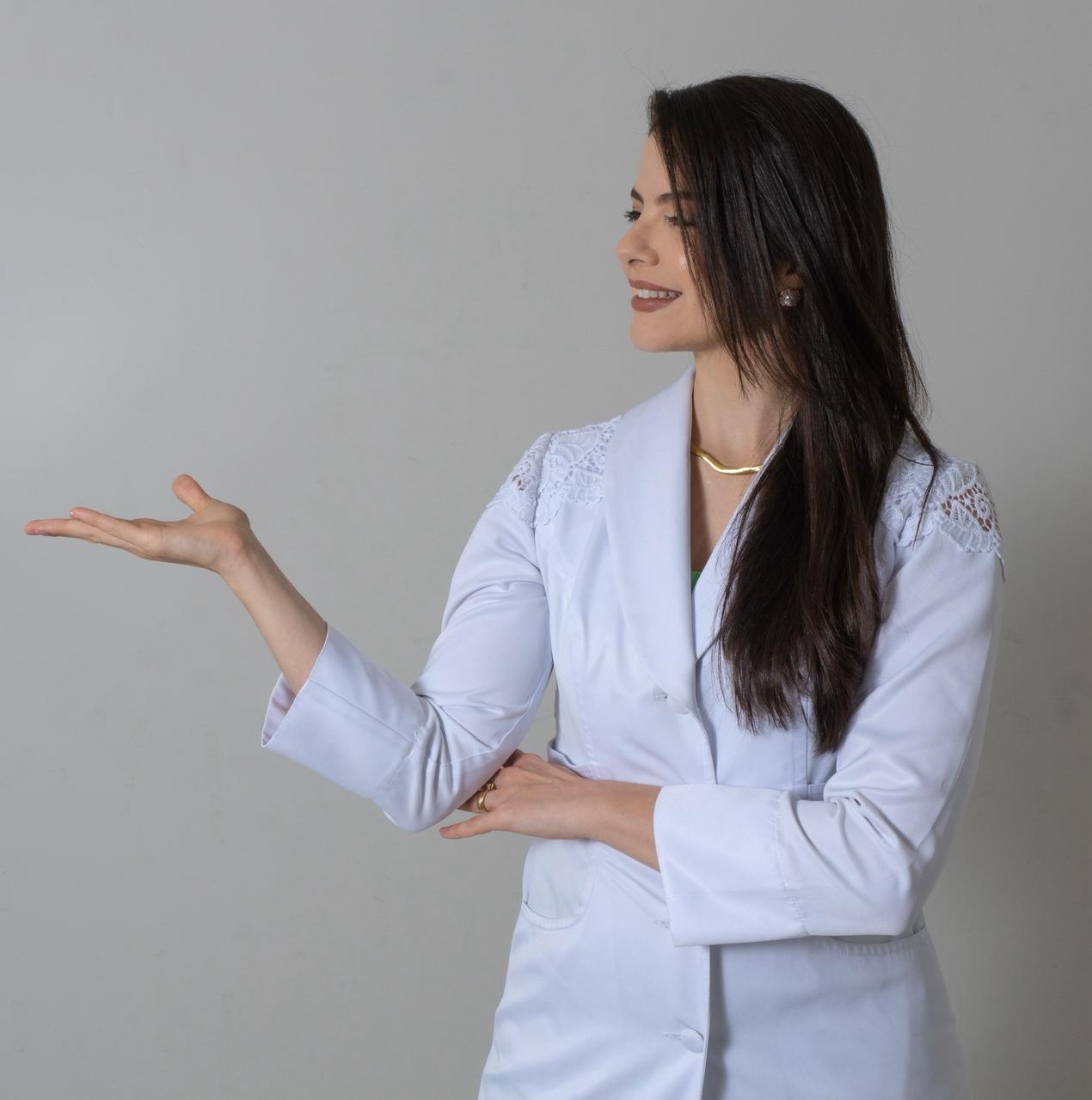 Dra. Bárbara Lima Rosa, dermatologista em Feira de Santana — foto de consultório